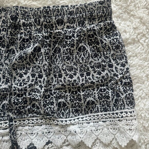 Black and White Flowy Shorts with Lace Trim - Picture 3 of 4